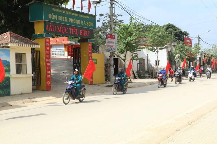 Hoạt động tuyên truyền lưu động sự kiện trên địa bàn. (Ảnh: VI TOÀN)