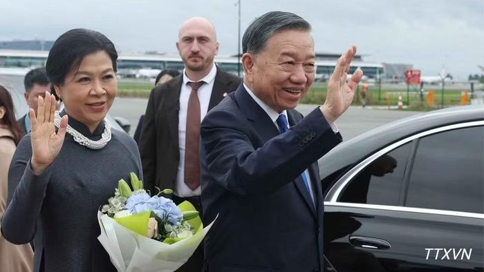 Tổng Bí thư, Chủ tịch nước Tô Lâm và Phu nhân Ngô Phương Ly đến Thủ đô Brussels, bắt đầu thăm chính thức EU và Bỉ. (Ảnh: Thống Nhất/TTXVN)