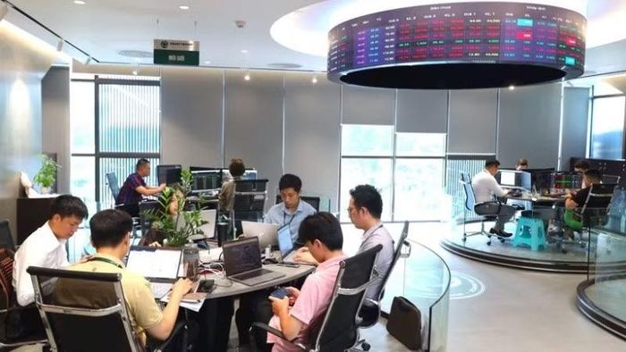 Đa dạng hóa sản phẩm, mở rộng cơ hội đầu tư trên thị trường chứng khoán. (Ảnh: BÁO NHÂN DÂN)