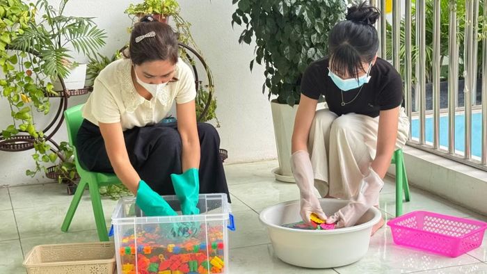 Giáo viên Trường mầm non Tân Lập (xã Ô Diên, Thành phố Hà Nội) vệ sinh đồ chơi của trẻ để phòng dịch bệnh tay chân miệng. (Ảnh: VÂN VÂN)