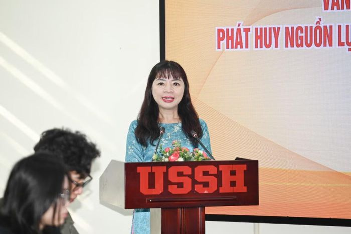 Phó Giáo sư, Tiến sĩ Đặng Thị Thu Hương, Phó Hiệu trưởng Trường đại học Khoa học Xã hội và Nhân văn, phát biểu. (Ảnh: Ban tổ chức cung cấp)