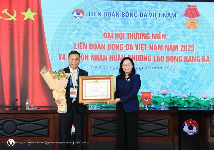 Ông Trần Quốc Tuấn nhận Huân chương Lao động Hạng Ba. (Ảnh: VFF)