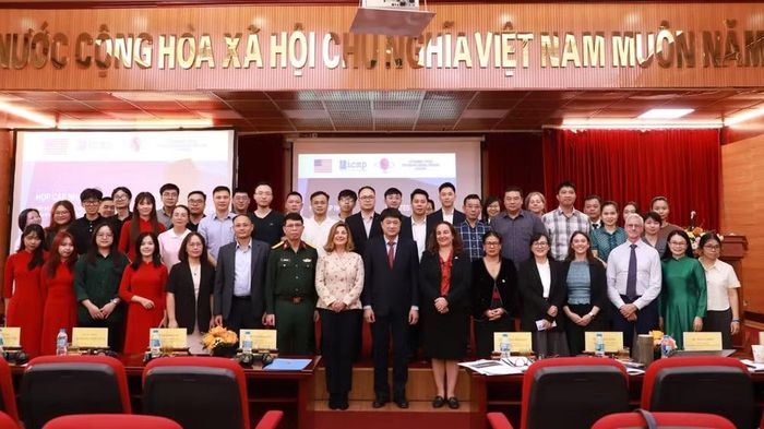 Các đại biểu chụp ảnh lưu niệm tại cuộc họp cập nhật tiến độ Dự án ODA “Nâng cao năng lực giám định hài cốt trong chiến tranh thông qua hợp tác phát triển, chuyển giao công nghệ và tiếp nhận trang thiết bị, hóa chất, vật tư tiêu hao”. (Ảnh: Mai Lan)