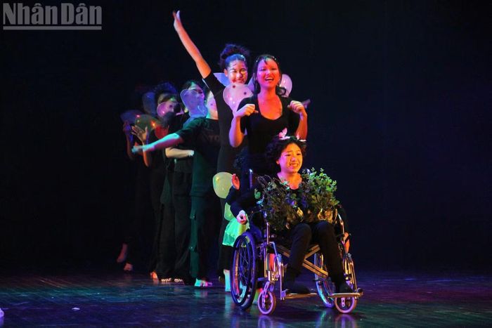 Dàn diễn viên cùng phối hợp nhịp nhàng trong tạo hình sân khấu sinh động, mang lại không khí tươi vui và tràn đầy sức sống. (Ảnh: Bảo Ngân)