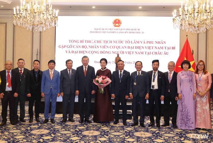 Tổng Bí thư, Chủ tịch nước Tô Lâm và Phu nhân Ngô Phương Ly chụp ảnh chung với đại diện cộng đồng người Việt Nam tại châu Âu.