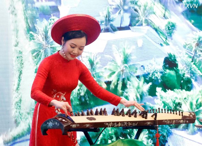 Tiết mục văn nghệ chào mừng Tổng Bí thư, Chủ tịch nước Tô Lâm và Phu nhân Ngô Phương Ly cùng đoàn đại biểu cấp cao Việt Nam thăm chính thức Liên minh châu Âu và Vương quốc Bỉ.