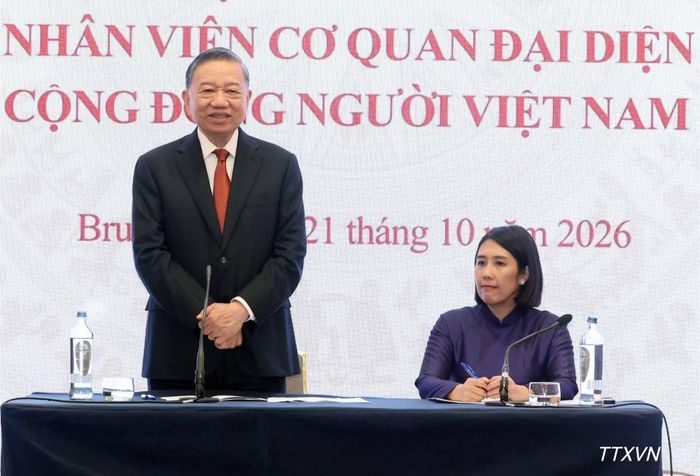 Tổng Bí thư, Chủ tịch nước Tô Lâm nói chuyện thân mật với cán bộ, nhân viên Đại sứ quán Việt Nam tại Bỉ và đại diện cộng đồng người Việt Nam tại châu Âu.