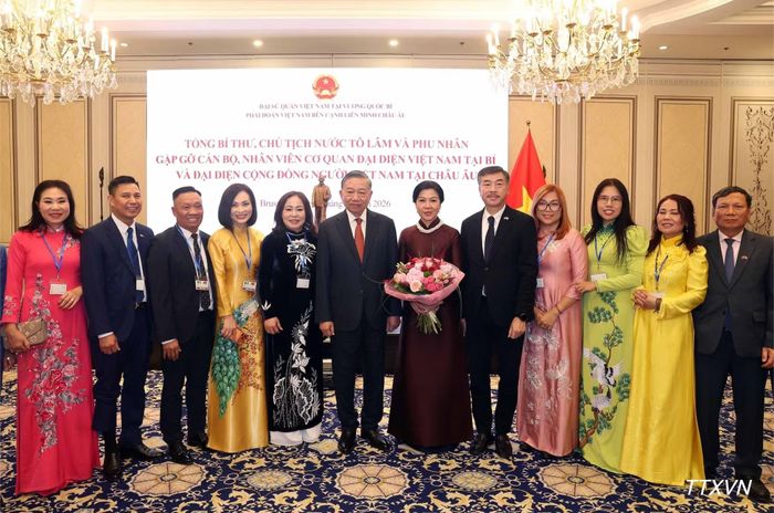 Tổng Bí thư, Chủ tịch nước Tô Lâm và Phu nhân Ngô Phương Ly chụp ảnh chung với đại diện cộng đồng người Việt Nam tại châu Âu.