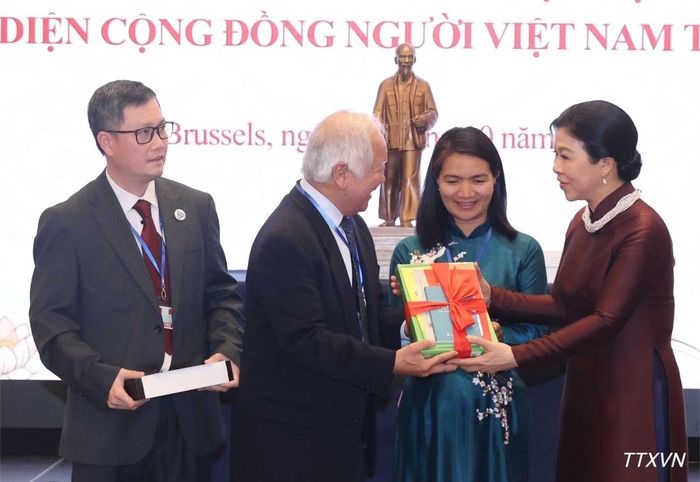 Phu nhân Ngô Phương Ly tặng sách Tiếng Việt cho Hội người Việt Nam tại Bỉ.
