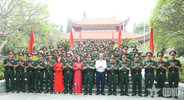 Đoàn công tác của Học viện Chính trị trong chuyến về nguồn tại Thái Nguyên, ngày 3-10-2026. Ảnh: DUY HƯNG