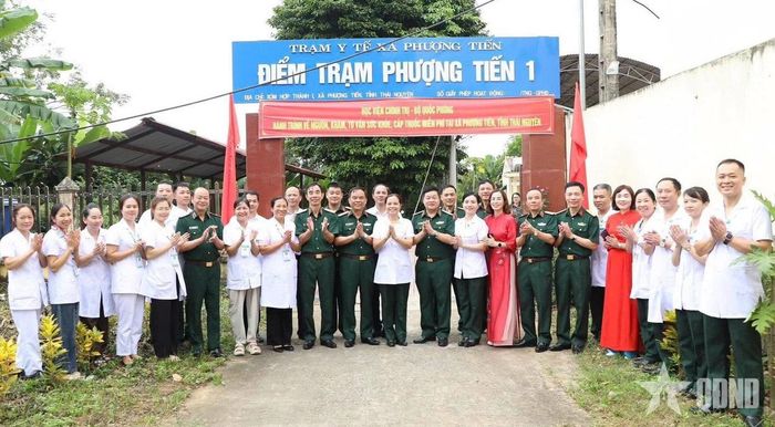 Học viện Chính trị tổ chức khám, tư vấn sức khỏe, cấp thuốc miễn phí tại xã Phượng Tiến, tỉnh Thái Nguyên. Ảnh: DUY HƯNG