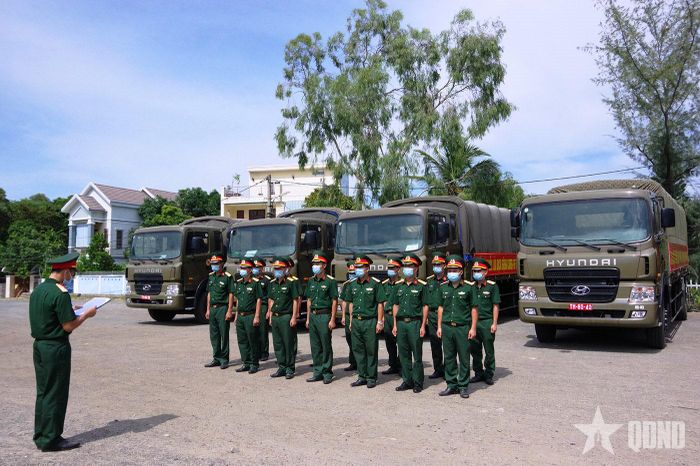  Ngành vận tải quân sự là lực lượng chủ công trong vận chuyển phục vụ phòng, chống dịch Covid-19 và vận chuyển phục vụ ứng phó với thiên tai, tìm kiếm cứu nạn. Ảnh: HOÀNG THÁI  