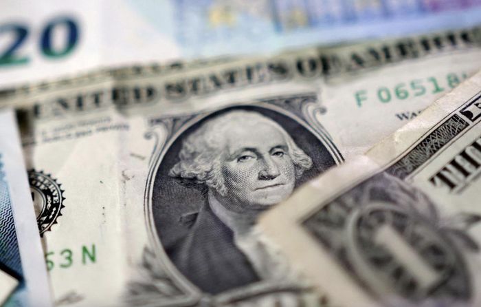 Đồng USD giảm khi giá dầu đi xuống. Ảnh minh họa: Reuters
