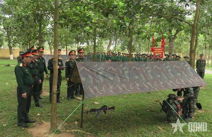  Đại tá Nguyễn Tuấn Minh, Lữ đoàn trưởng Lữ đoàn 368 kiểm tra huấn luyện mắc tăng võng của Tiểu đoàn 1 (tháng 3-2026).