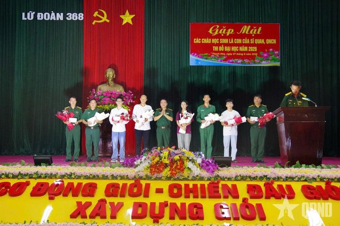 Đại tá Nguyễn Tuấn Minh, Lữ đoàn trưởng Lữ đoàn 368 trao quà tặng con em sĩ quan, Quân nhân chuyên nghiệp đạt thành tích cao trong kỳ thi tốt nghiệp Trung học phổ thông năm 2026 (7-2026).