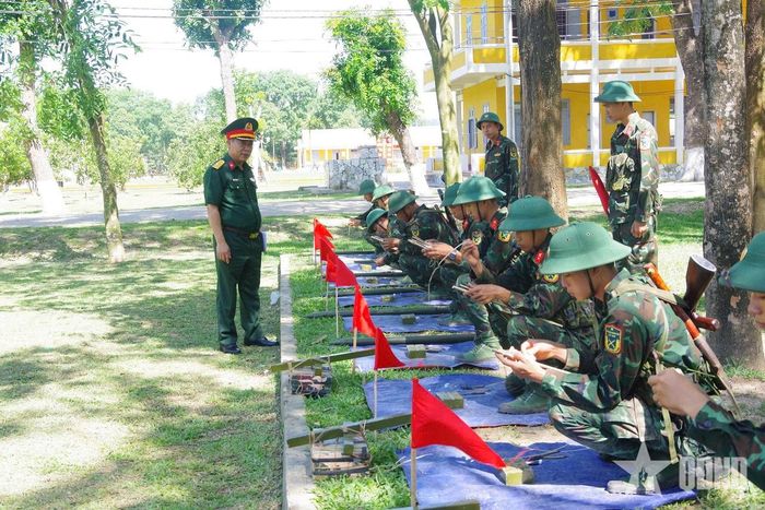  Đại tá Nguyễn Tuấn Minh, Lữ đoàn trưởng Lữ đoàn 368 kiểm tra công tác huấn luyện 3 tiếng nổ với chiến sĩ mới (năm 2026).