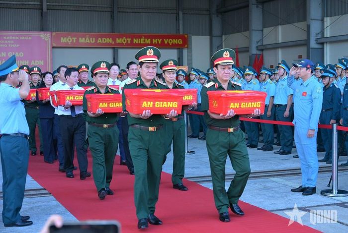 Lãnh đạo Quân khu 9 và lãnh đạo các tỉnh, thành phố thực hiện nghi thức vận chuyển, bàn giao sinh phẩm hài cốt liệt sĩ.