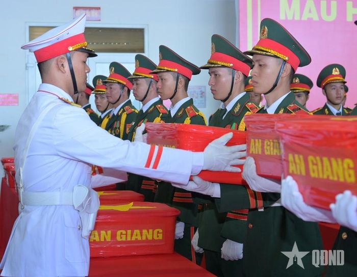 Công tác vận chuyển, bàn giao sinh phẩm hài cốt liệt sĩ.