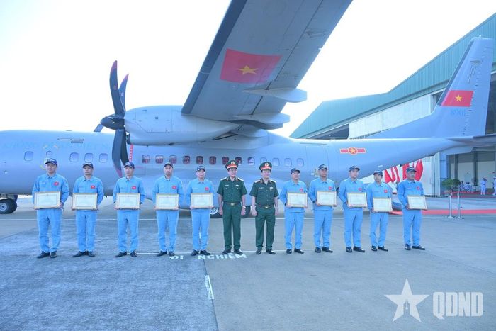 Lãnh đạo Quân khu 9 khen thưởng tập thể và cá nhân Quân chủng Phòng không - Không quân.