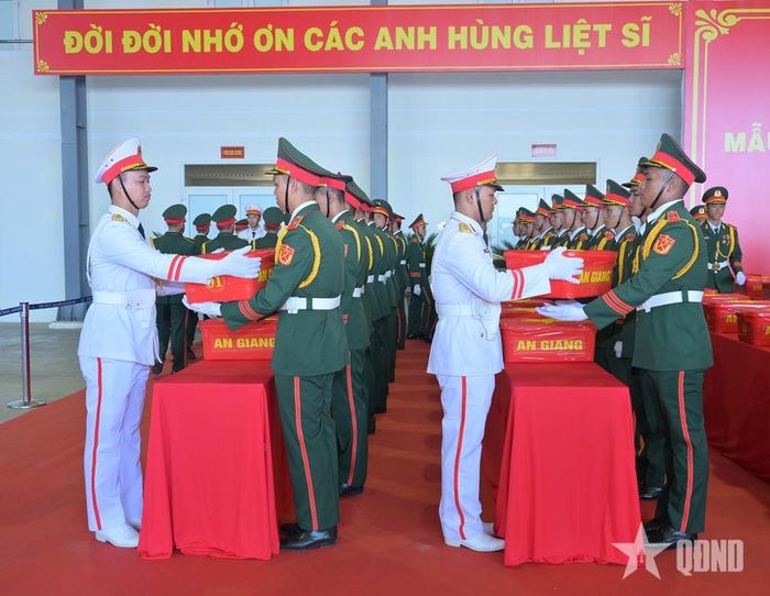 Tham gia công tác vận chuyển, bàn giao sinh phẩm hài cốt liệt sĩ là các đơn vị thuộc LLVT Quân khu 9 và Quân chủng Phòng không - Không quân.