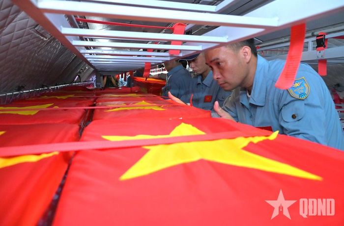 Công tác bảo quản sinh phẩm hài cốt liệt sĩ trên máy bay.