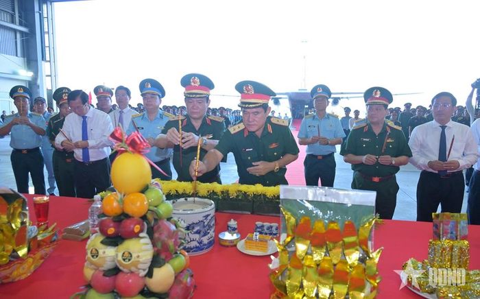 Lãnh đạo Quân khu 9 và lãnh đạo các tỉnh, thành phố dâng hương tưởng nhớ các anh hùng liệt sĩ.