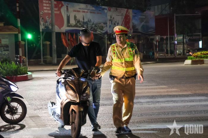  Khi phát hiện dấu hiệu vi phạm, cảnh sát giao thông ra hiệu lệnh dừng phương tiện, hướng dẫn người điều khiển vào khu vực kiểm tra. 