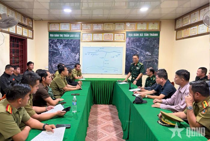 Lực lượng chức năng họp triển khai nhiệm vụ.