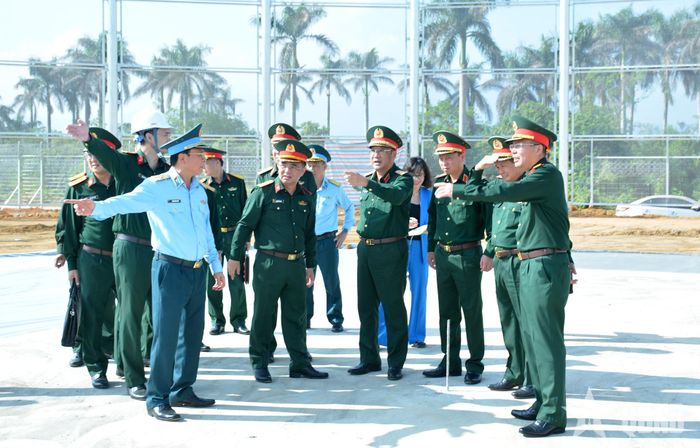  Thượng tướng Phạm Hoài Nam và đoàn công tác kiểm tra tiến độ xây dựng Khu sản xuất, thử nghiệm hàng không Viettel. 