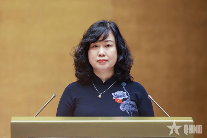 Bộ trưởng Bộ Y tế Đào Hồng Lan báo cáo tại Quốc hội. Ảnh: TRỌNG HẢI 