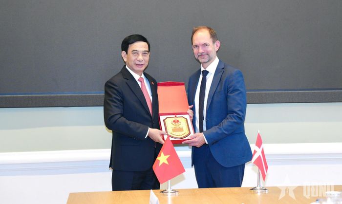 Đại tướng Phan Văn Giang trao quà lưu niệm tặng Bộ trưởng Bộ Quốc phòng Đan Mạch Jeppe Bruus Christensen.