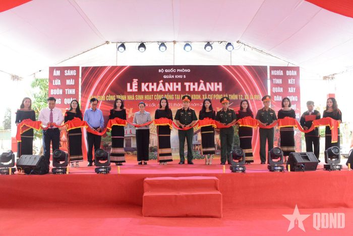   Các đại biểu thực hiện nghi thức cắt băng khánh thành công trình Nhà sinh hoạt cộng đồng buôn Kđoh.