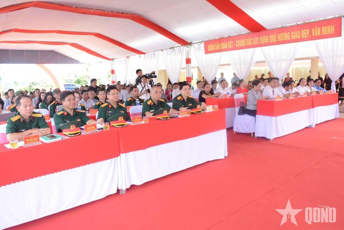  Đại biểu tham dự lễ khánh thành, bàn giao công trình.