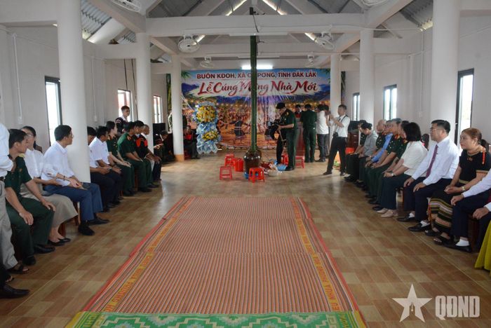  Các đại biểu tham dự nghi thức vào nhà mới của bà con buôn Kđoh.