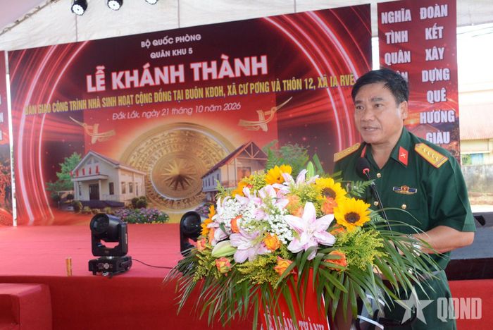  Đại tá Ksơr Lành, Phó chính ủy Bộ CHQS tỉnh Đắk Lắk báo cáo kết quả thi công xây dựng công trình. 