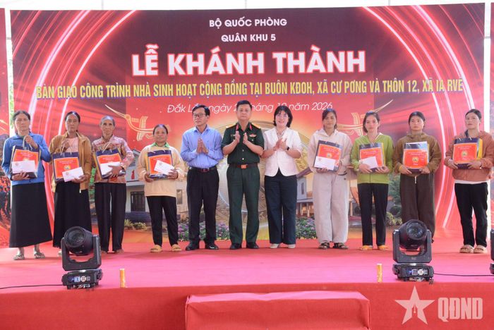  Đại diện các đơn vị, địa phương trao quà tặng Ban tự quản các thôn, buôn và người dân.