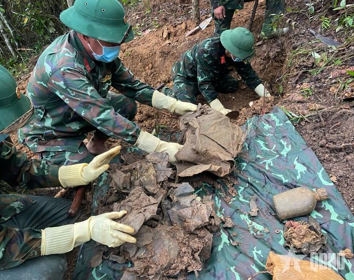 Đội tìm kiếm, quy tập hài cốt liệt sĩ Sư đoàn 10 quy tập hài cốt liệt sĩ tại xã Đăk Pét, tỉnh Quảng Ngãi.