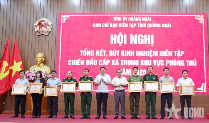 Đồng chí Hồ Văn Niên, Ủy viên Trung ương Đảng, Bí thư Tỉnh ủy và đồng chí Nguyễn Đức Tâm, Chủ tịch UBND tỉnh trao tặng bằng khen tặng các tập thể, cá nhân có thành tích xuất sắc trong thực hiện nhiệm vụ. 