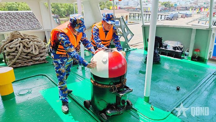 Cán bộ, chiến sĩ chuẩn bị thủy lôi tập phục vụ huấn luyện. 