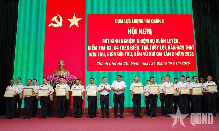  Trao thưởng các tập thể, cá nhân điển hình trong thực hiện nhiệm vụ.