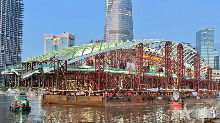 Cầu đi bộ qua sông Sài Gòn dần thành hình, nối khu vực bến Bạch Đằng với Khu đô thị mới Thủ Thiêm. 