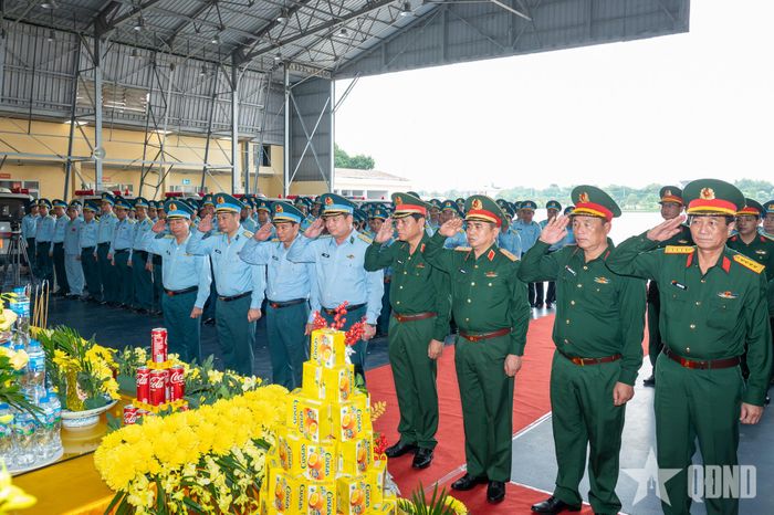 Các đại biểu thắp hương, bày tỏ lòng tri ân, biết ơn sâu sắc với các anh hùng liệt sĩ.