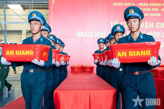  Các lực lượng chuyển hộp đựng mẫu sinh phẩm HCLS lên các xe chuyên dụng của Quân chủng Phòng không - Không quân. 