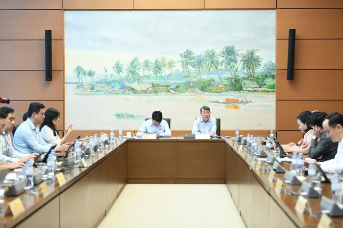 Quang cảnh phiên thảo luận tại tổ. Ảnh: TRỌNG HẢI