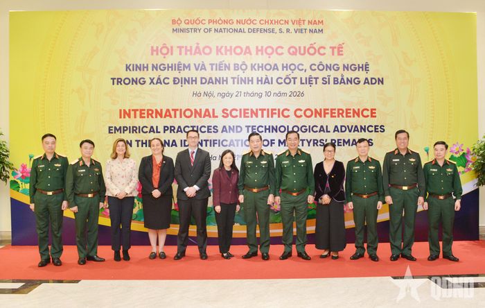 Thượng tướng Nguyễn Văn Gấu, Đại sứ Hoa Kỳ tại Việt Nam Jennifer Wicks cùng đại biểu hai bên chụp hình lưu niệm.