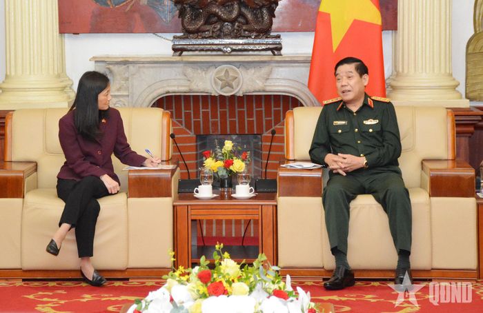 Thượng tướng Nguyễn Văn Gấu trao đổi với Đại sứ Hoa Kỳ tại Việt Nam Jennifer Wicks.