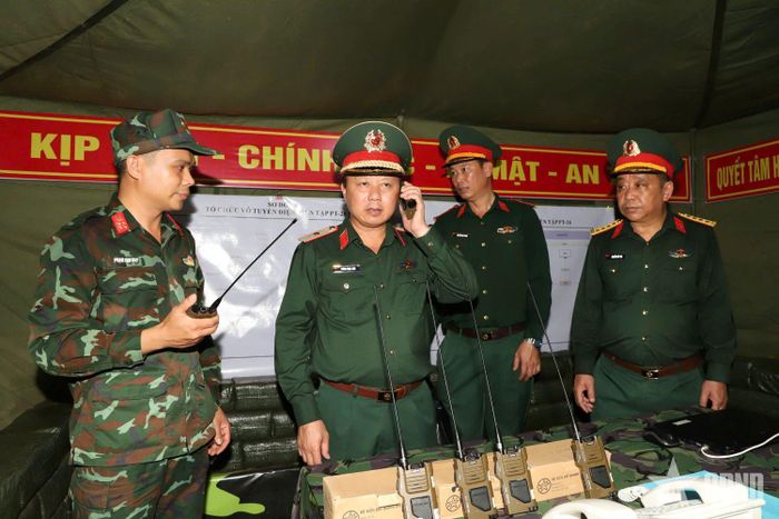 Thiếu tướng Phùng Ngọc Sơn kiểm tra hoạt động của máy vô tuyến điện sóng cực ngắn tại Trạm Thông tin, Sở chỉ huy Tổng cục HC-KT trong diễn tập.