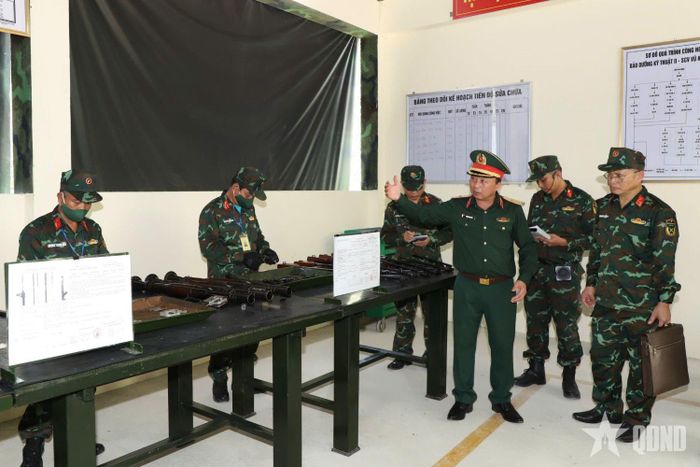 Thiếu tướng Phùng Ngọc Sơn kiểm tra Trạm sửa chữa vũ khí bộ binh của căn cứ hậu cần - kỹ thuật Quân khu 4.