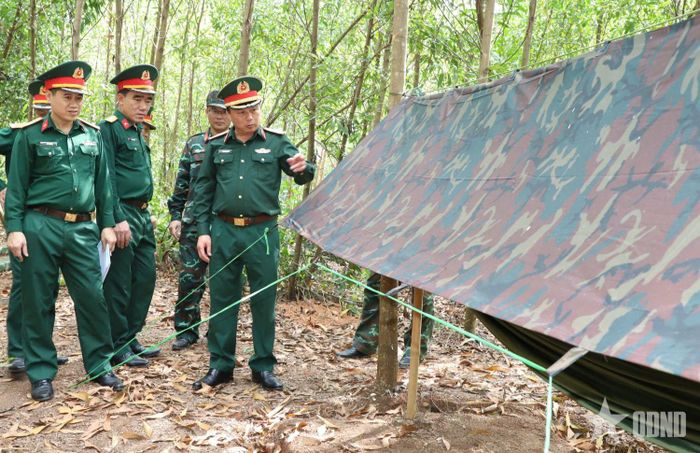 Kiểm tra công tác chuẩn bị ăn, ở dã ngoại tại Sở chỉ huy Tổng cục HC-KT trong diễn tập.