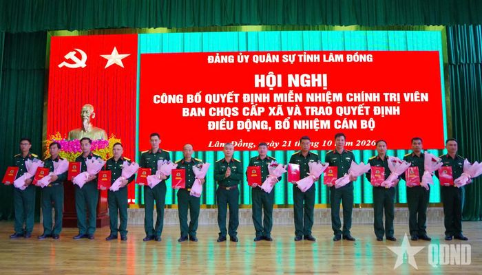 Lãnh đạo Bộ CHQS tỉnh Lâm Đồng trao quyết định bổ nhiệm chính trị viên ban CHQS cấp xã.